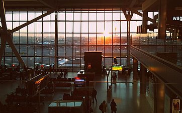 Flughafen und Rollfeld im Sonnenuntergang